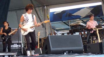 Jeff Beck turns up the heat. [Photo by Tom Ineck]